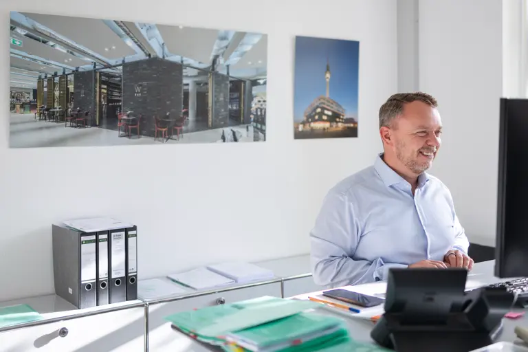 Büroarbeit bei K. Rogge Spezialbau in Berlin. Auch im Stehen.